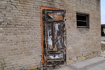 stare drzwi z odpadającą farbą stara szara cegła, old door