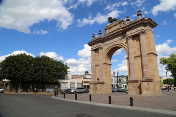 Fototapeta na wymiar El Arco Triunfal de la Calzada de Los Héroes, mejor conocido como 