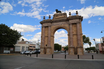 Fototapeta na wymiar El Arco Triunfal de la Calzada de Los Héroes, mejor conocido como 