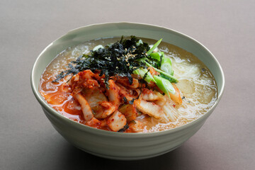 얼음이 있는 멸치 육수에 김치를 넣은 한국 김치국수. 