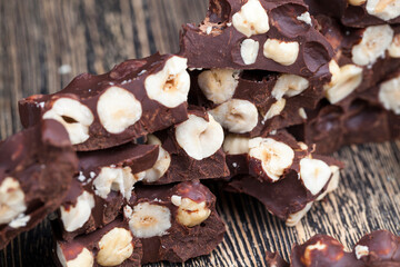 nuts and natural cocoa products in the production of chocolate