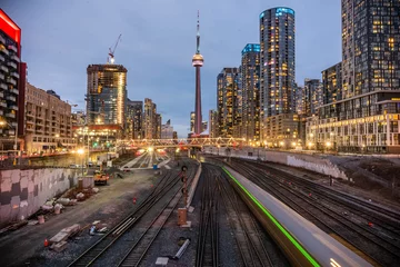 Gordijnen een forenzentrein die het Union-station in het centrum van Toronto verlaat. © Eli