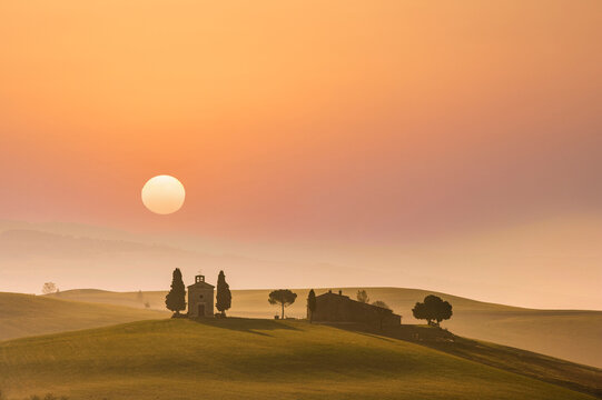 Italy, Tuscany, Val D'Orcia, Pienza, Sunset over the Cappella di Vitaleta