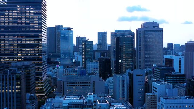 夕方のオフィスビル群・空撮