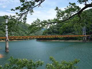 湖に架かる赤い橋