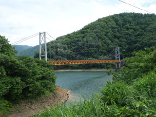 Fototapeta na wymiar 湖に架かる赤い橋