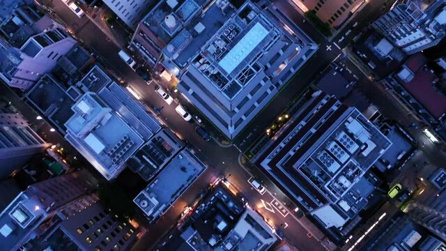 夕暮れ　ビル群の道路・空撮