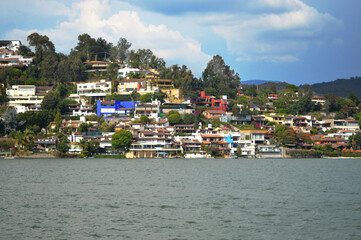 paisaje desde el lago