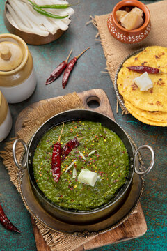 Sarso da saag, Makke di roti, Indian Cuisine, in Flatlay format