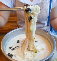 국내산 콩과 각종 견과류를 넣은 냉콩국수
Cold bean noodles with domestic beans and...