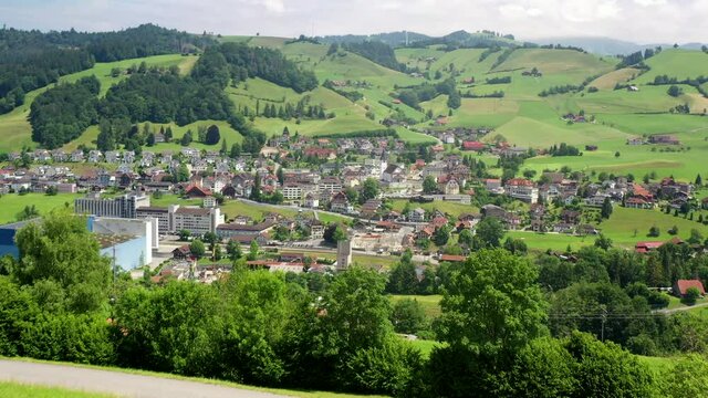Anflug Entlebuch im Kanton Luzern, Schweiz (Juni 2021)