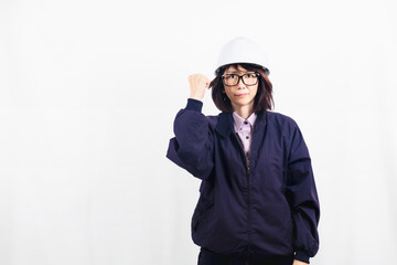 ガッツポーズをするエンジニアの女性