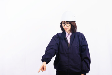 指差し確認をするエンジニアの女性