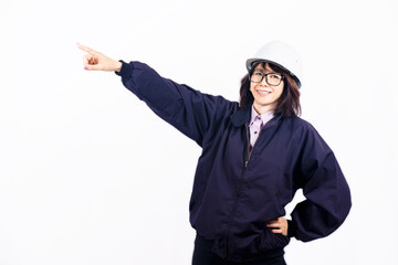 遠くを指差すエンジニアの女性