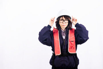 ヘルメットを指差すエンジニアの女性