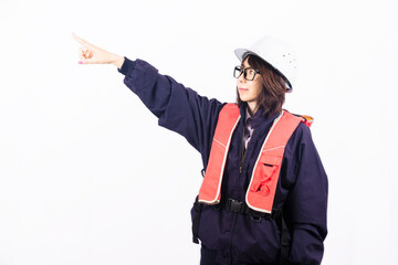 遠くを指差すエンジニアの女性