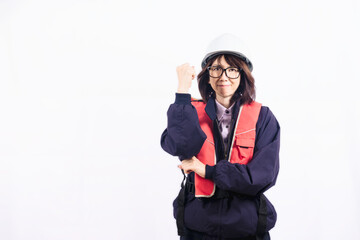 ガッツポーズをするエンジニアの女性