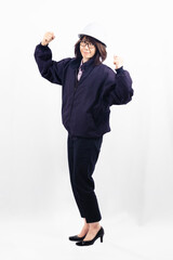 ガッツポーズをするエンジニアの女性