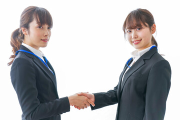 握手をするビジネスパーソン