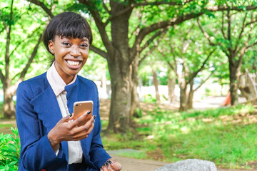 スマホを使う女性