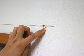 住宅の壁紙が剥がれている
