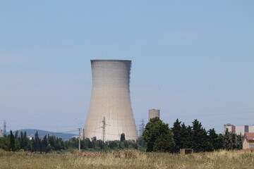 La centrale nucléaire du Tricastin, vue sur les tours de refroidissement, ville de Saint Paul...