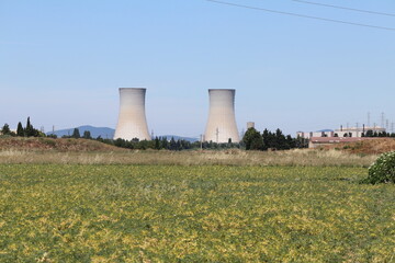 La centrale nucléaire du Tricastin, vue sur les tours de refroidissement, ville de Saint Paul...