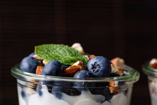 Müsli Frühstück mit Heidelbeere Haferflocken und Nüssen in Glas