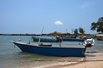Fischerboote am Strand von Naklua, Thailand