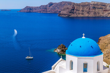 Fototapeta na wymiar White and blue architecture with domes and churches in Oia, Santorini, Greece