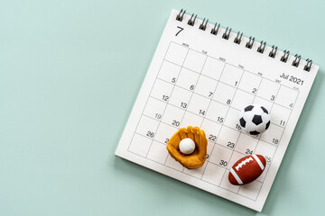 2021年のスポーツの日｜2021年7月のカレンダーと球技の道具のおもちゃ