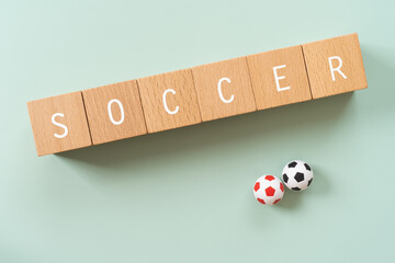 サッカー｜「Soccer」と書かれた積み木とサッカーボールのおもちゃ