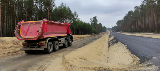 Budowa nowej drogi. Transport materiałów do budowy.