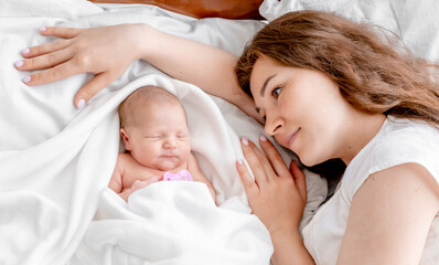 Obraz na płótnie Canvas Mother with newborn baby