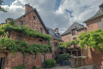La voie de Rocamadour vers le chemin de Saint-Jacques -de-Compostelle, le village de Collonges-la-Rouge.
