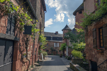 Fototapeta na wymiar La voie de Rocamadour vers le chemin de Saint-Jacques -de-Compostelle, le village de Collonges-la-Rouge.