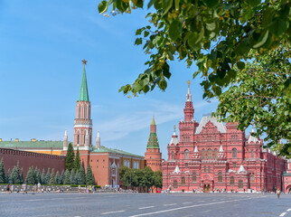 Fototapeta premium Nikolskaya Tower and the Historical Museum on Red Square. The ancient Moscow Kremlin is the main tourist attraction of the city. Beautiful panoramic view of the heart of Moscow on a sunny day.