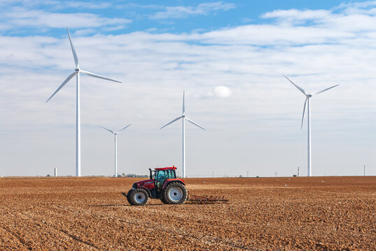 Semis direct sur un champ de ma&iuml;s d&eacute;chaum&eacute; autour d'un parc &eacute;olien
