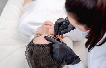 Master making eyebrows permanent makeup