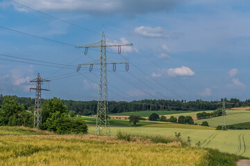 Hochspannungsmasten im Feld