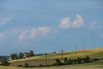 Hochspannungsmasten im Feld