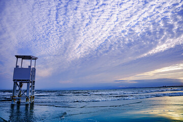 ライフセイバー台とうろこ雲