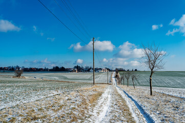 Einsamer Weg zum Bauernhof im Winter - Niedersachsen - Deutschland
