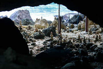 Balance stones against the sea.