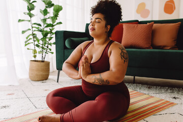 Femme en bonne santé pratiquant le yoga de relaxation à la maison