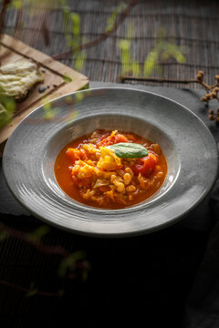 Vegane Mediterane Weisse Bohnensuppe mitf rischem  Gemüse im Suppenteller 