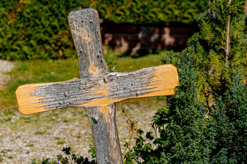 Grabkreuz aus Holz, verwittert