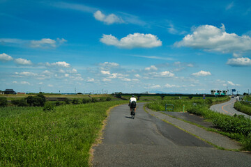 Obraz premium 小貝川サイクリングロードでサイクリング
