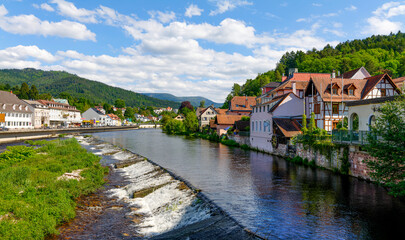 Fototapeta na wymiar Gernsbach im Schwarzwald mit Fluss Murg