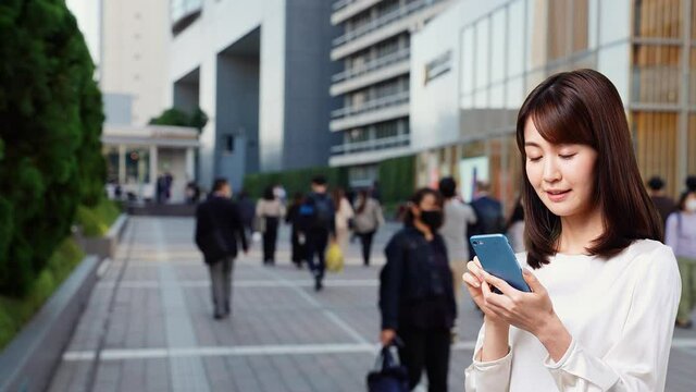 街でスマホを使う女性